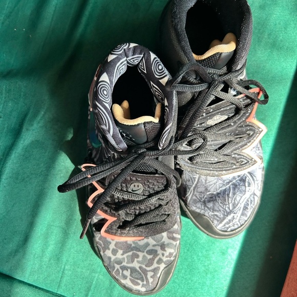 Nike Kybrid S2 Kids Sneakers - Black and Gray - Picture 9 of 16